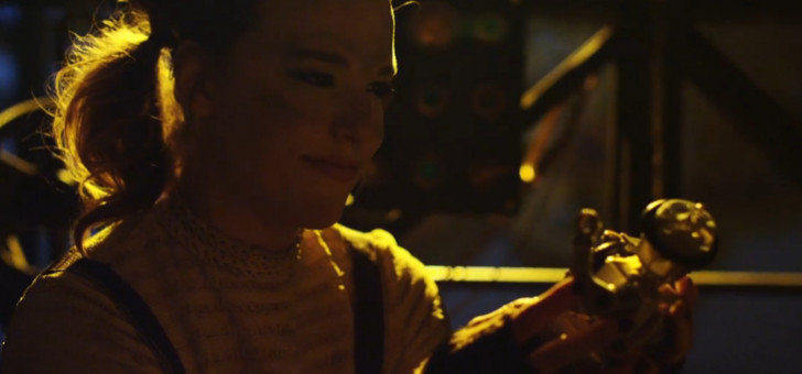 Линдси Стирлинг и Лиззи Хэйл представили видеоклип на песню 'Shatter Me'